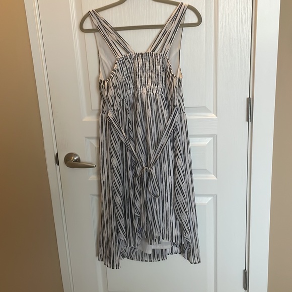 Torrid white dress with black and gold - Picture 4 of 7